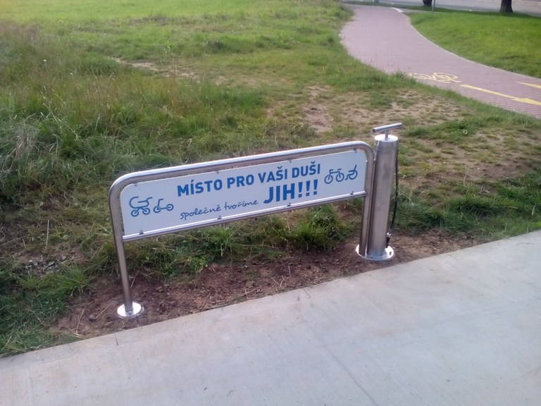 V Bělském lese si mohou cyklisté dofoukat kola přímo na cyklostezce