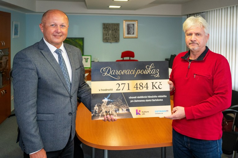 Vánoční městečko v Ostravě-Jihu potěšilo světelnými zvířaty. Nyní pomůže i těm živým