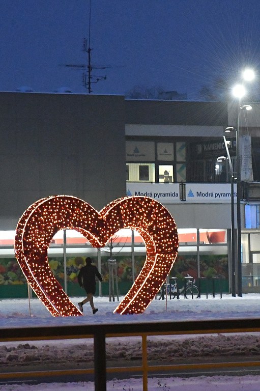 Velké zářící srdce zdobí náměstí Ostrava-Jih