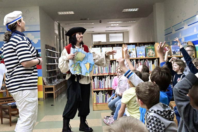 Začal Týden prvňáčků, spojený s pasováním na čtenáře a kamarády knihovny
