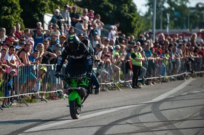 Závodní motorky přímo v ulici města. Umění přemísťování v podání parkourových mistrů. To je víkend na Jihu!