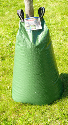 Žízeň stromků na Jihu pomáhají hasit nové zavlažovací vaky